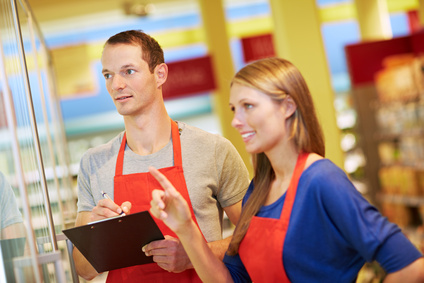 Angestellte eines Supermarkts bei der Inventur Angestellte bei der Inventur in einem Supermarkt